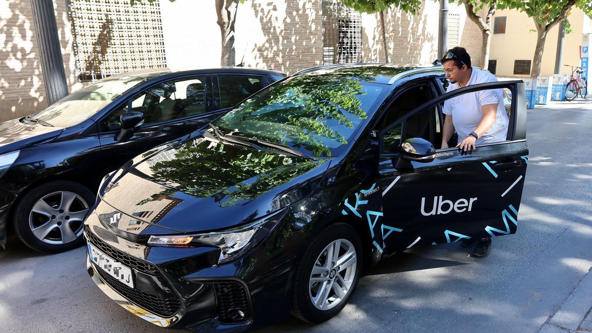 Uno de los vehículos de Uber que circulan por Murcia.