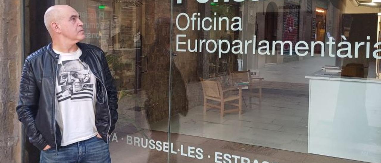 Albert Soler, observant l'oficina europarlamentària de Puigdemont a Barcelona.