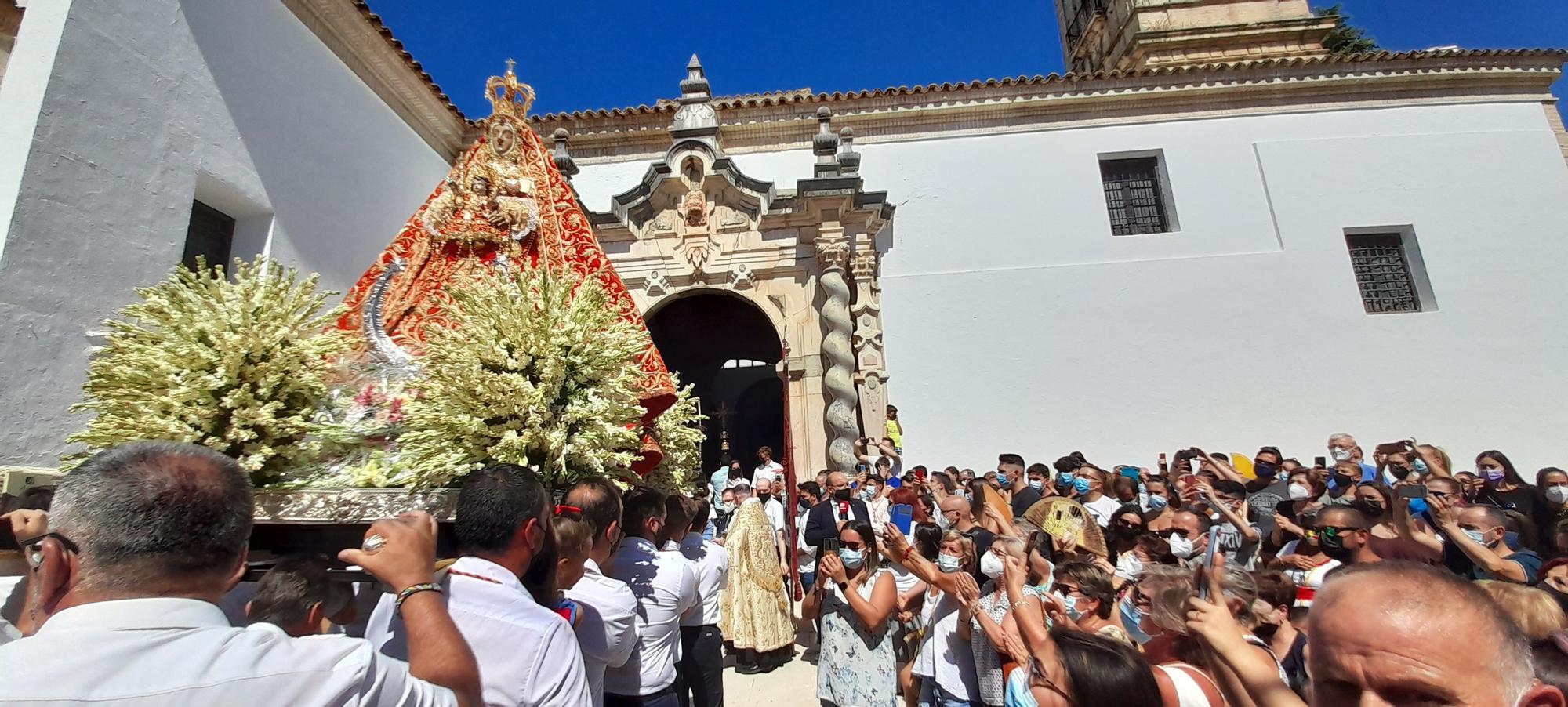 La 'Bajá' de la Virgen de la Sierra a Cabra, en imágenes