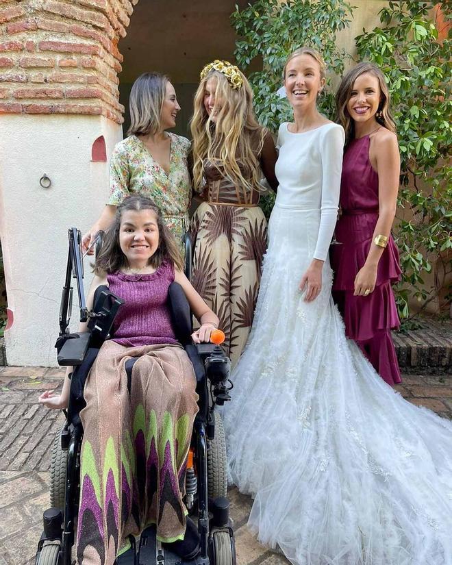 Tamara Falcó, la invitada perfecta con vestido de Coosy en la boda de unos amigos