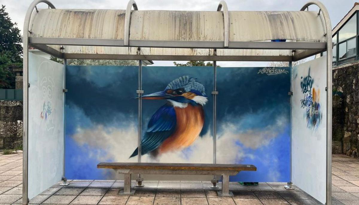 Uno de los murales de aves autóctonas del grafitero Beis ya terminado. Nigrán. Noviembre 2025.