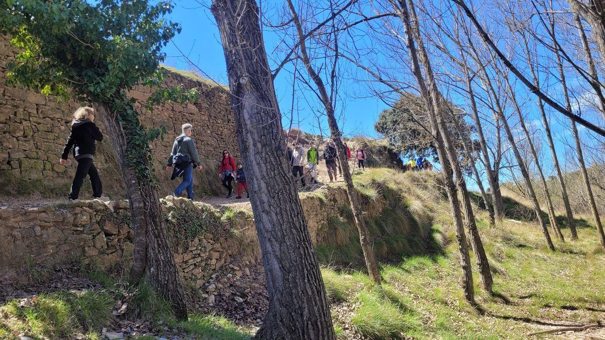 El recorrido es de baja dificultad, perfecto para familias y público infantil.