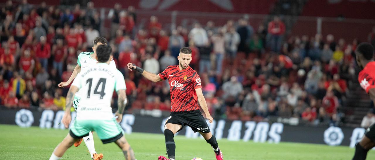 Copete chuta durante el partido ante Osasuna.