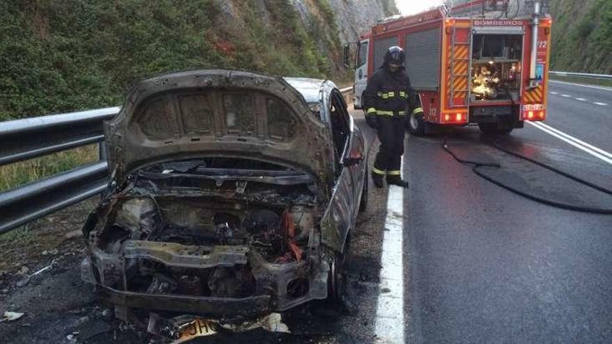 El coche tras el incendio, en el que intervino el GES Val Miñor.