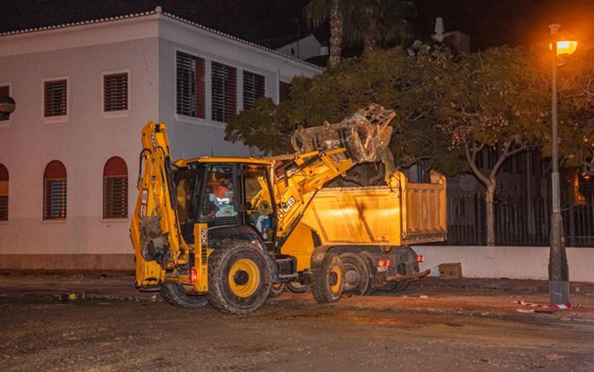 Máquina recogiendo ceniza.