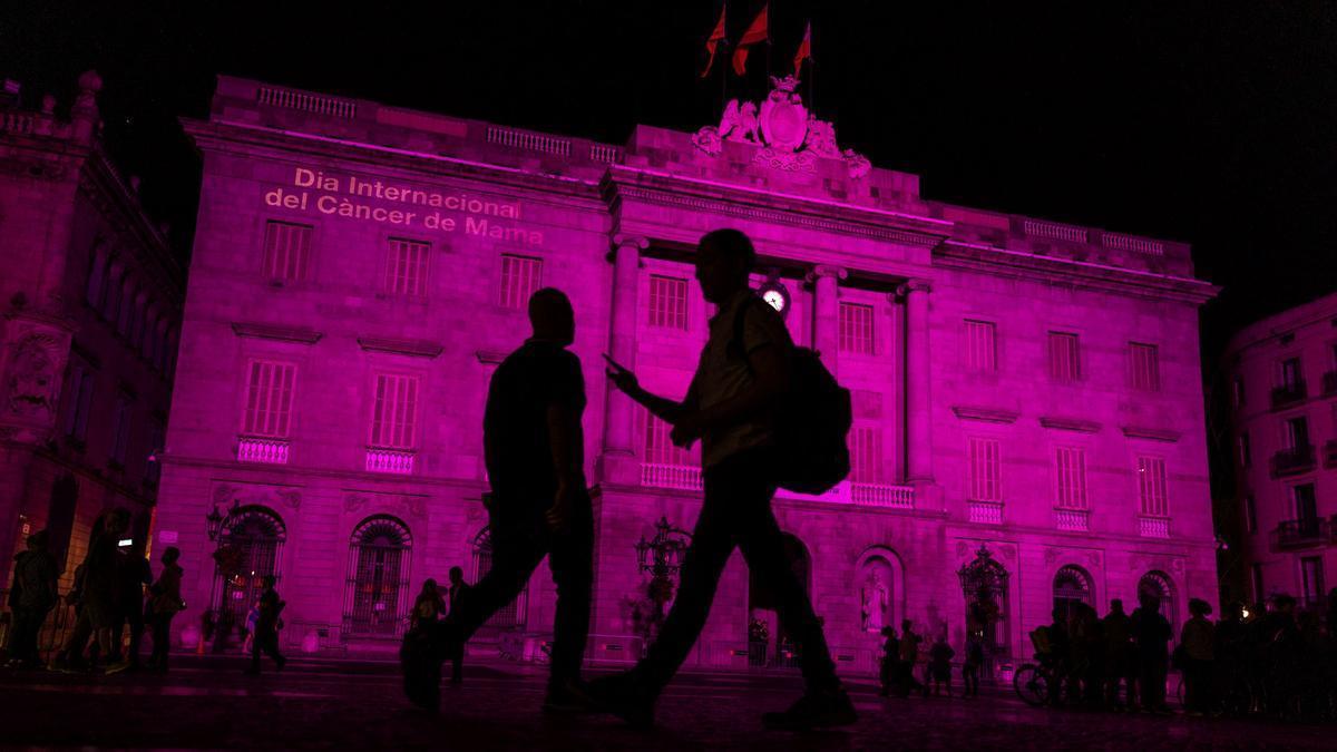 Iluminación de la fachada del Ayuntamiento de Barcelona en el Día mundial contra el cáncer de mama.