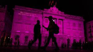 Iluminación de la fachada del Ayuntamiento de Barcelona en el Día mundial contra el cáncer de mama.