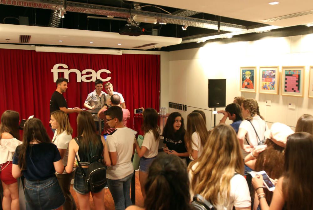 Roi firma discos en la FNAC de Málaga.