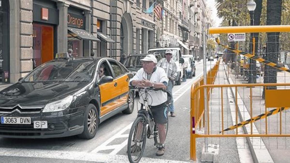 El nuevo lateral de la Diagonal, con el carril bici provisional y una vía menos para vehículos motorizados, ayer.