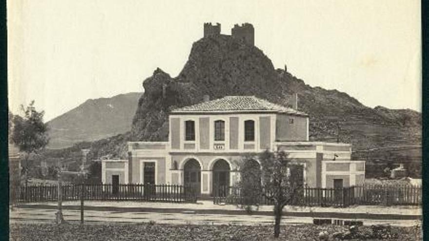 La estación del tren de Sax en 1858 con el castillo al fondo.