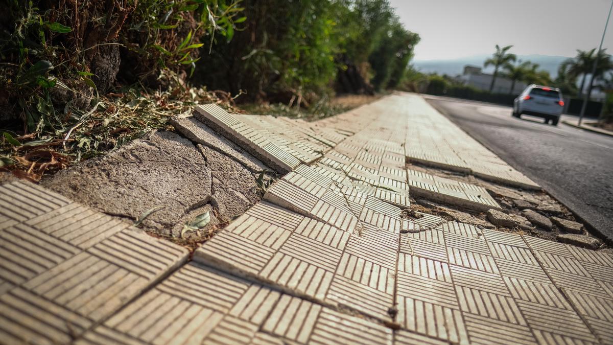 A sidewalk in the La Quinta urbanization, in Santa Úrsula