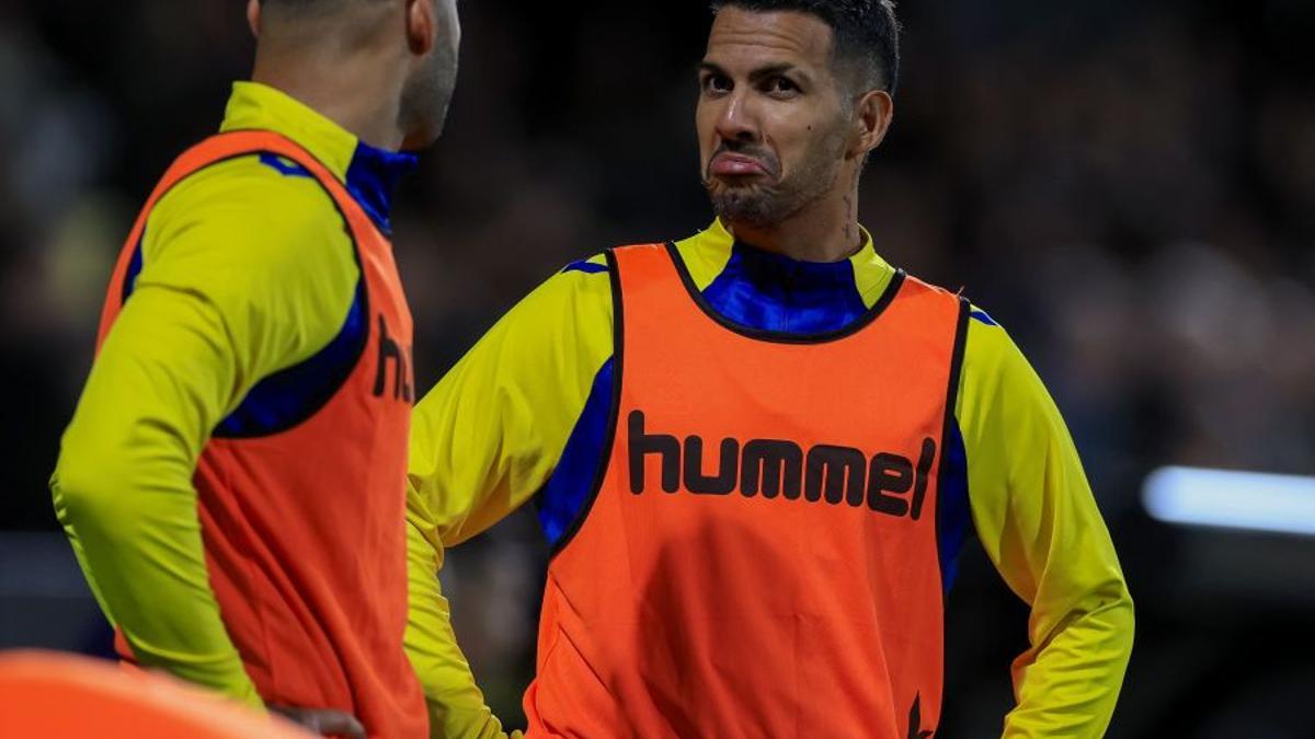 Viera y Jesé durante el calentamiento previo a saltar al verde en Castalia