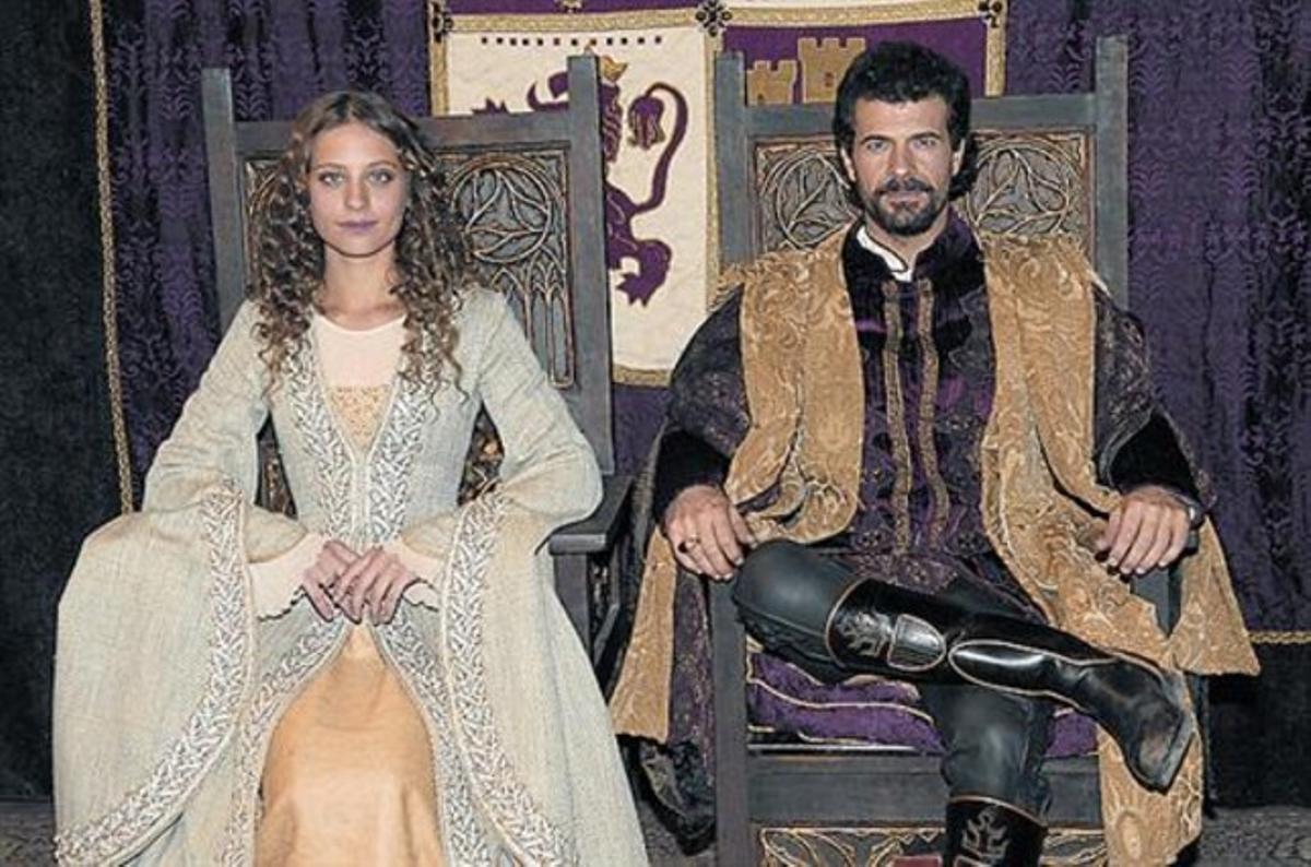 Michelle Jenner y Rodolfo Sancho como Isabel y Fernando.