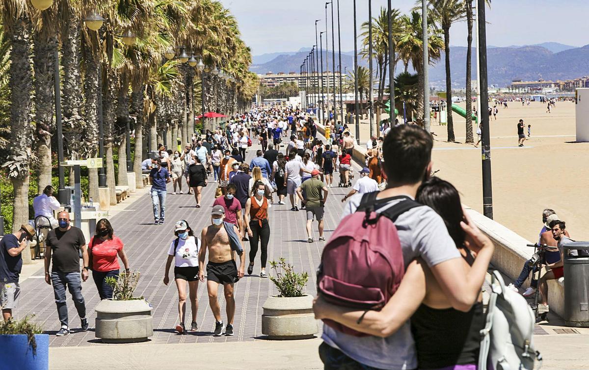 El paseo de la Malva-rosa en València ayer, tras la salida del estado de alarma.  | EDUARDO RIPOLL
