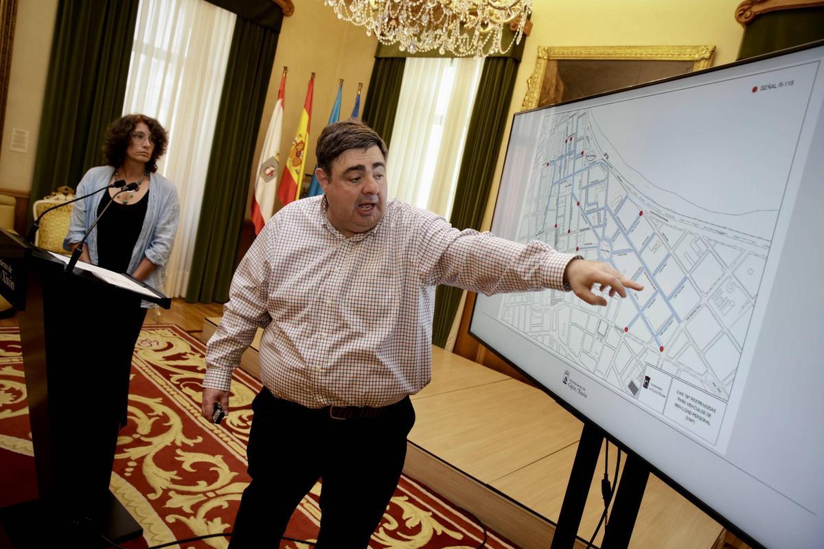 Pelayo Barcia hace una indicación en el plano ante la mirada, al fondo, de Nuria Bravo.