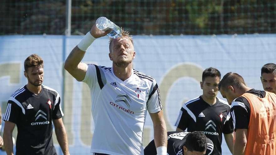 Yoel se refresca durante el entrenamiento de ayer en A Madroa.