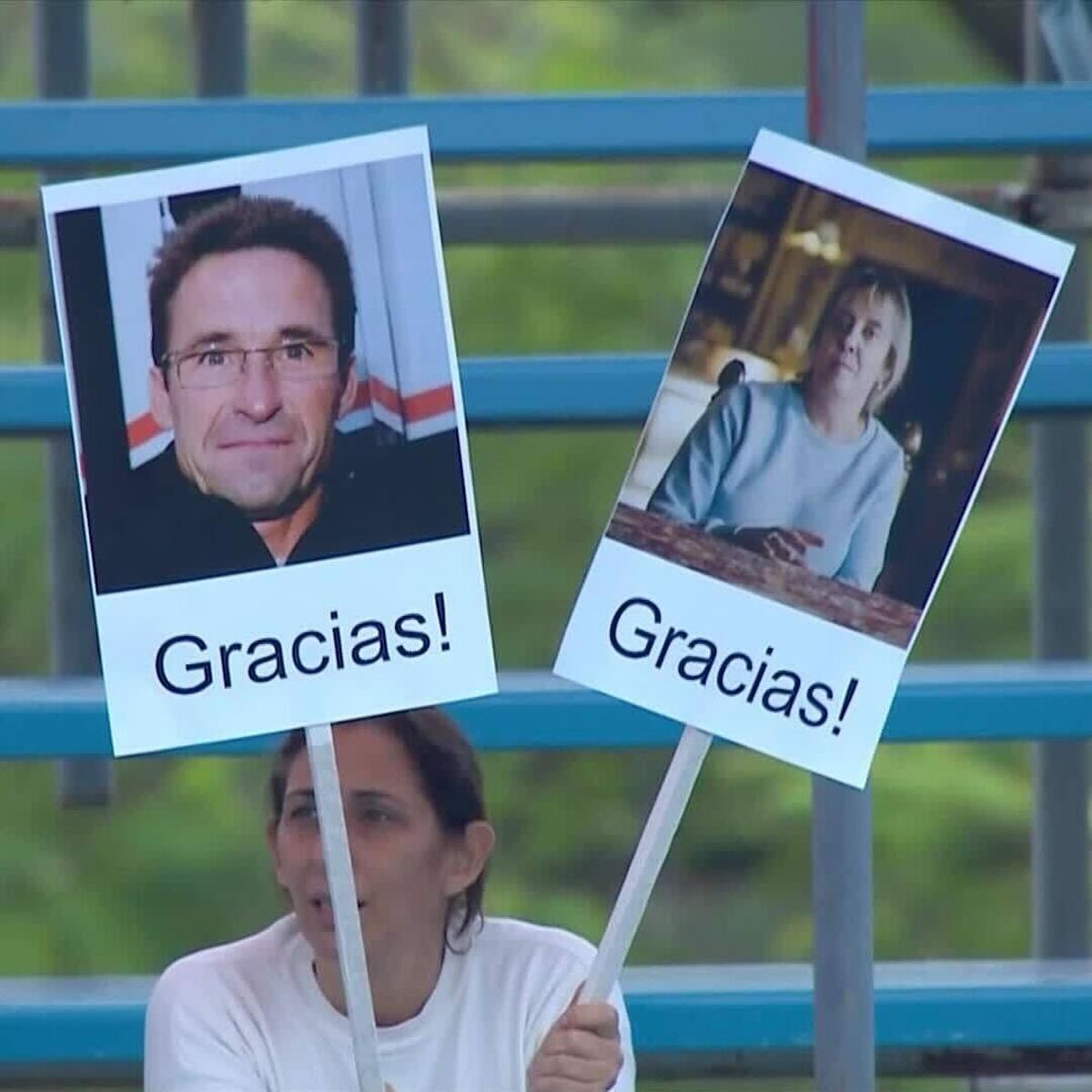 Los padres de Marc, en la grada...