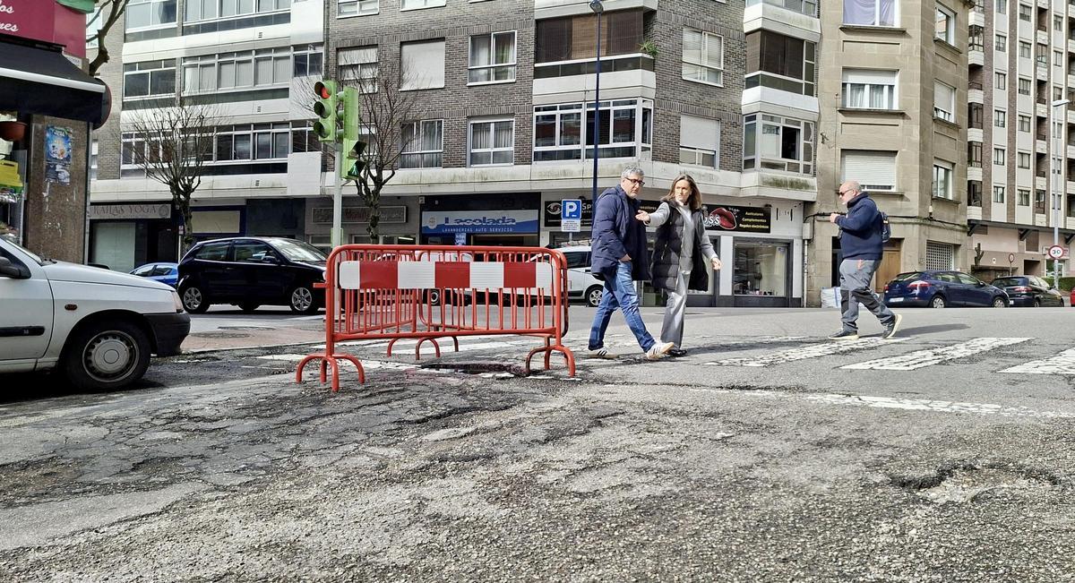 Luisa Sánchez pide a Caballero un asfaltado «como corresponde» y critica los «parches» en las calles de Vigo