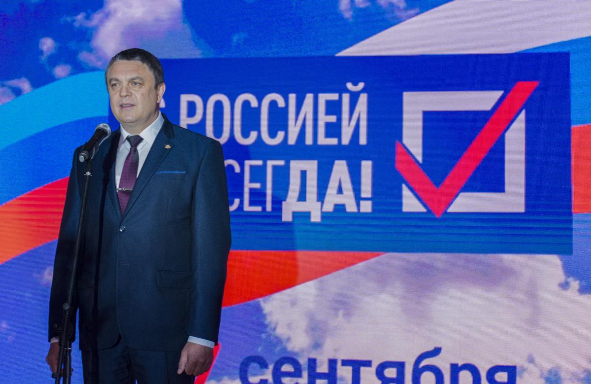 Luhansk (Ukraine), 23/09/2022.- Head of the self-proclaimed LPR, Leonid Pasechnik, speaks in front of a banner reading ’With Russia forever’ during a briefing in the Central Election Commission of the Luhansk People’s Republic in Luhansk, Ukraine, 23 September 2022. From September 23 to 27, residents of the Donetsk People’s Republic, Luhansk People’s Republic, Kherson and Zaporizhzhia regions will vote in a referendum on joining the Russian Federation. Russian President Vladimir Putin said that the Russian Federation will ensure security at referendums in the DPR, LPR, Zaporizhzhia and Kherson regions and support their results. (Rusia, Ucrania) EFE/EPA/STRINGER