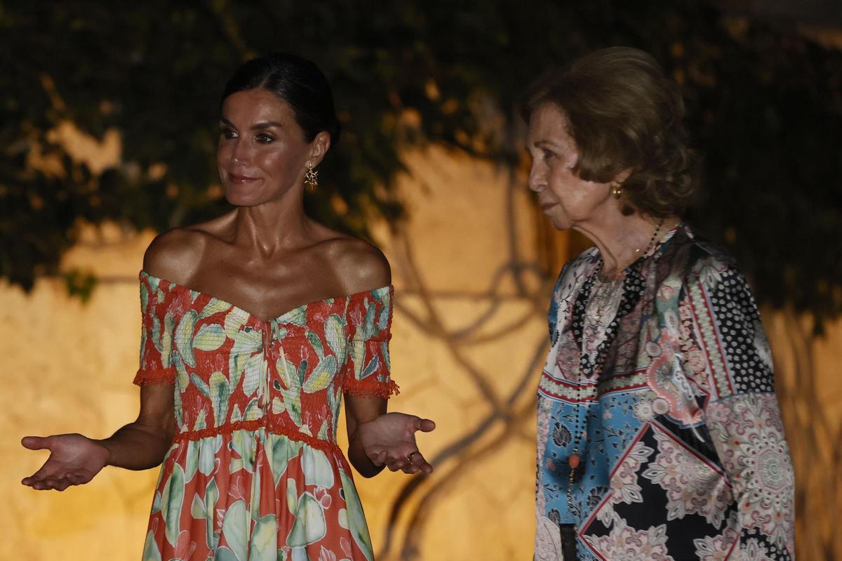 PALMA DE MALLORCA, 04/08/2022.- La reina Letizia y la reina Sofía (d) durante la recepción este jueves de más de 300 representantes de la sociedad balear, en un encuentro que por primera vez tiene lugar en los jardines del Palacio de Marivent, en Palma de Mallorca. EFE/Ballesteros