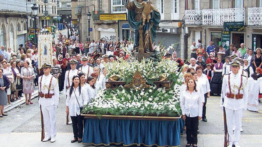 Numerosos fieles participan en los actos religiosos del día de la patrona