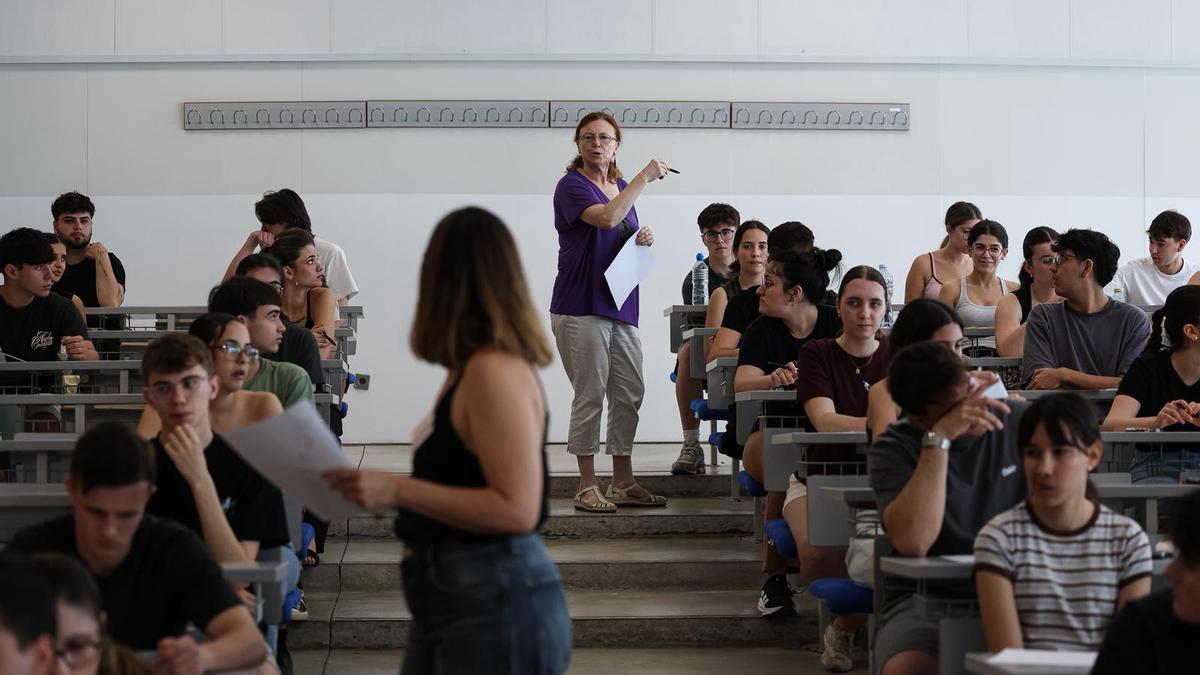 Dos profesoras leen las instrucciones en una de las aulas de la UMU.