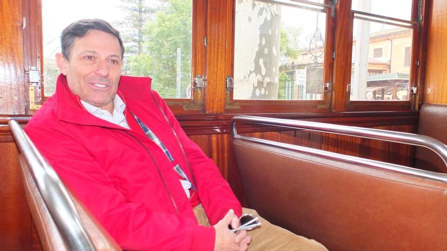 Óscar Mayol, en el interior de uno de los vagones del ferrocarril que preside.