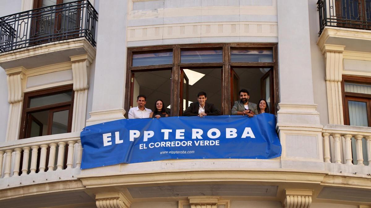 Pancarta colcaga en el balcón de los socialistas