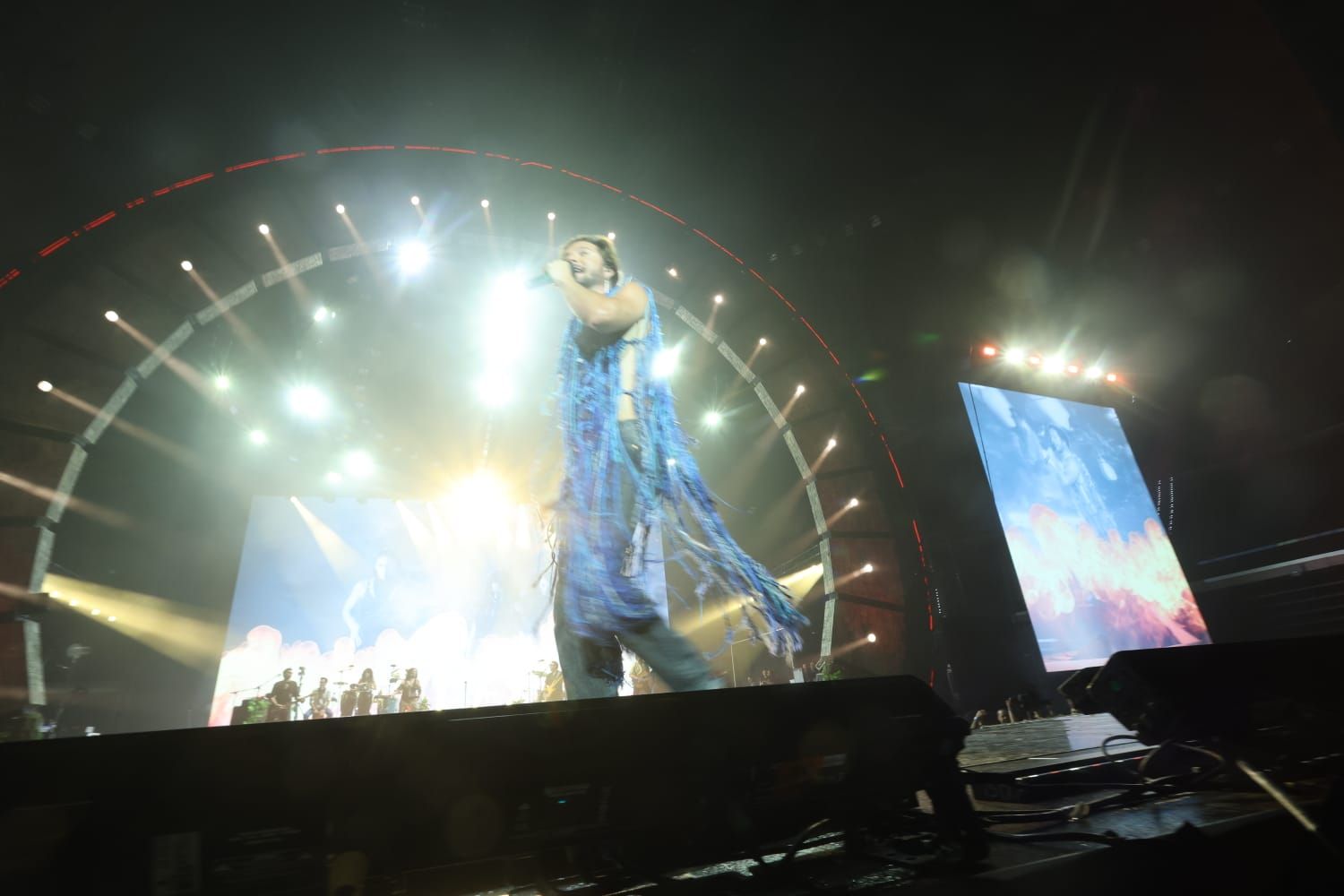 Manuel Carrasco arrebata en su concerto del Roig Arena: todas las imágenes