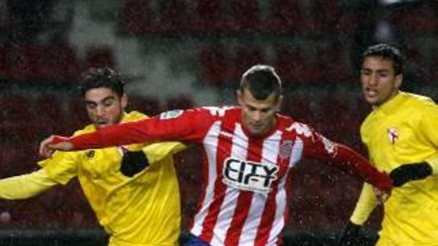 Longo, contra el Sevilla Atlètic.