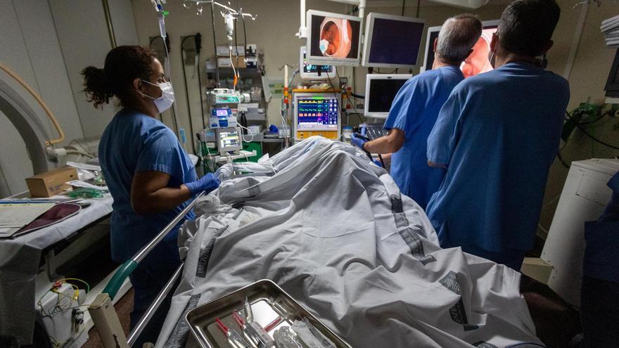 En la imagen, una intervención de cirugía para extirpar pólipos en un quirófano del Hospital de Alicante.