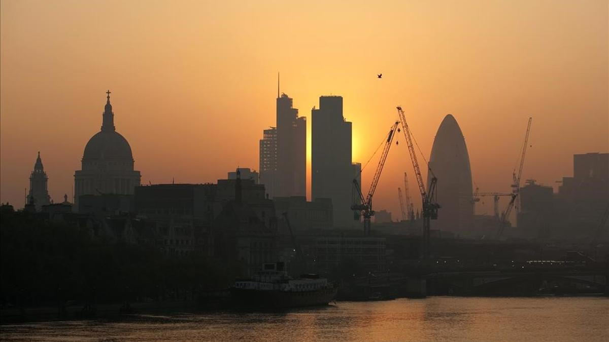 The sun rises above the financial district of the City of London April 23  2011  Britain s Department for Environment  Food and Rural Affairs has issued a smog alert for England and Wales over the Easter weekend  due to high levels of ozone and particulates brought on by summer-like weather conditions      REUTERS Kieran Doherty (BRITAIN - Tags  CITYSCAPE ENVIRONMENT BUSINESS)