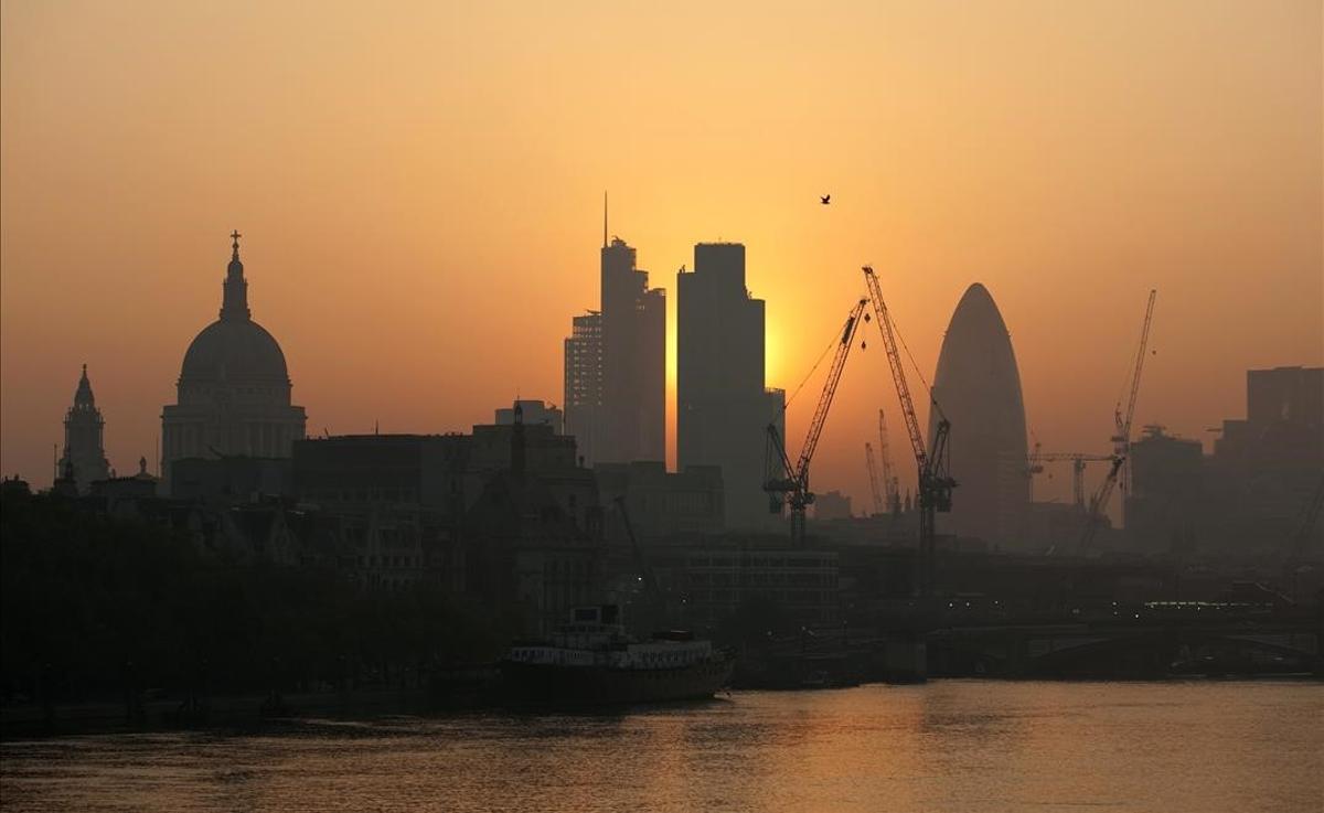 The sun rises above the financial district of the City of London April 23  2011  Britain s Department for Environment  Food and Rural Affairs has issued a smog alert for England and Wales over the Easter weekend  due to high levels of ozone and particulates brought on by summer-like weather conditions      REUTERS Kieran Doherty (BRITAIN - Tags  CITYSCAPE ENVIRONMENT BUSINESS)