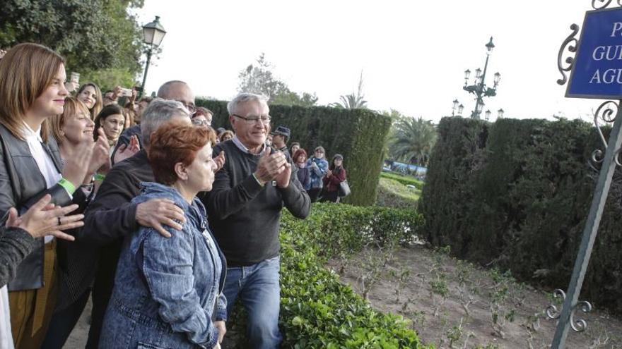 Placa en Viveros en recuerdo a Guillem Agulló.