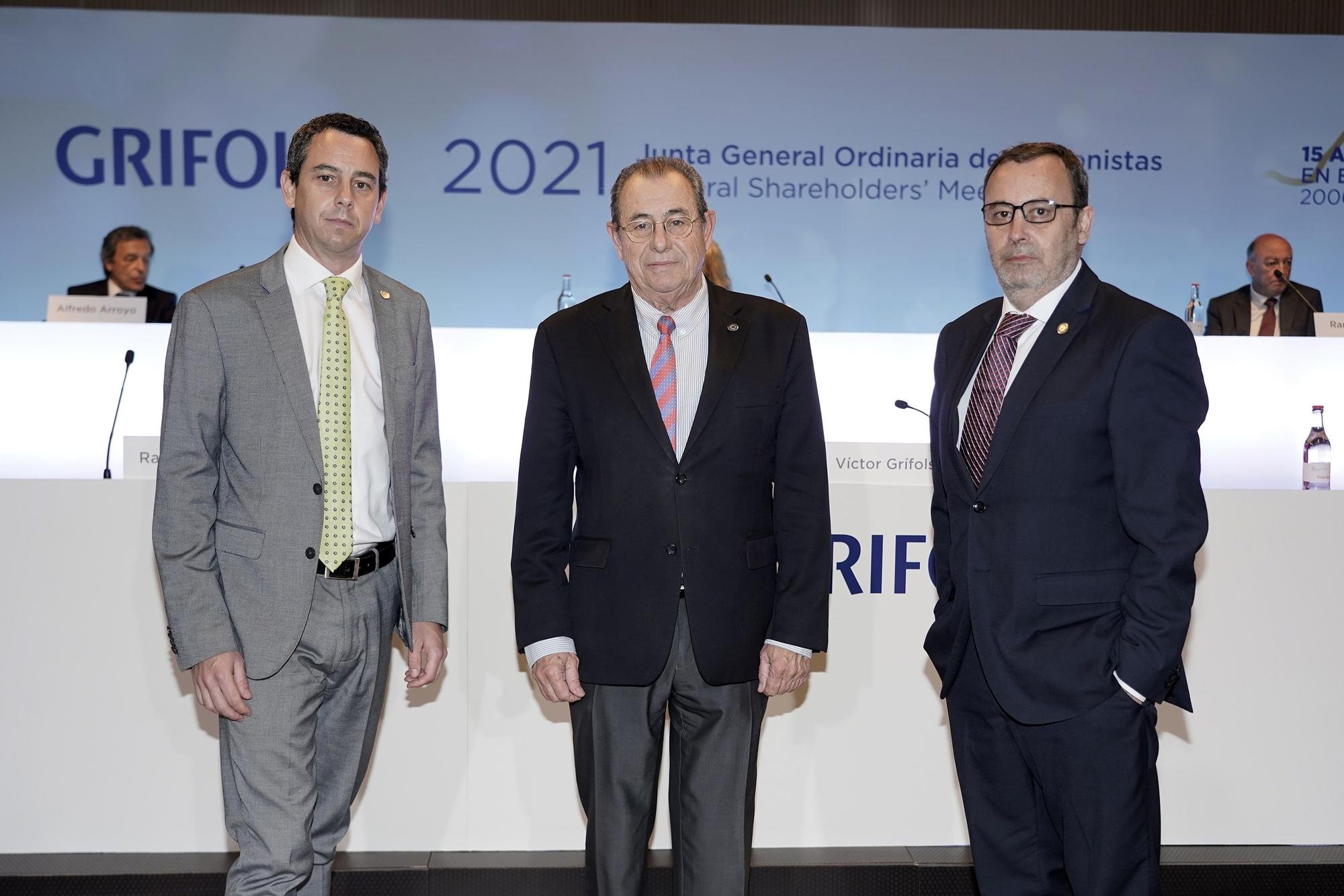 El expresidente de Grifols, Víctor Grifols, junto a los coconsejeros delegados Raimon Grifols y Víctor Grifols Deu.