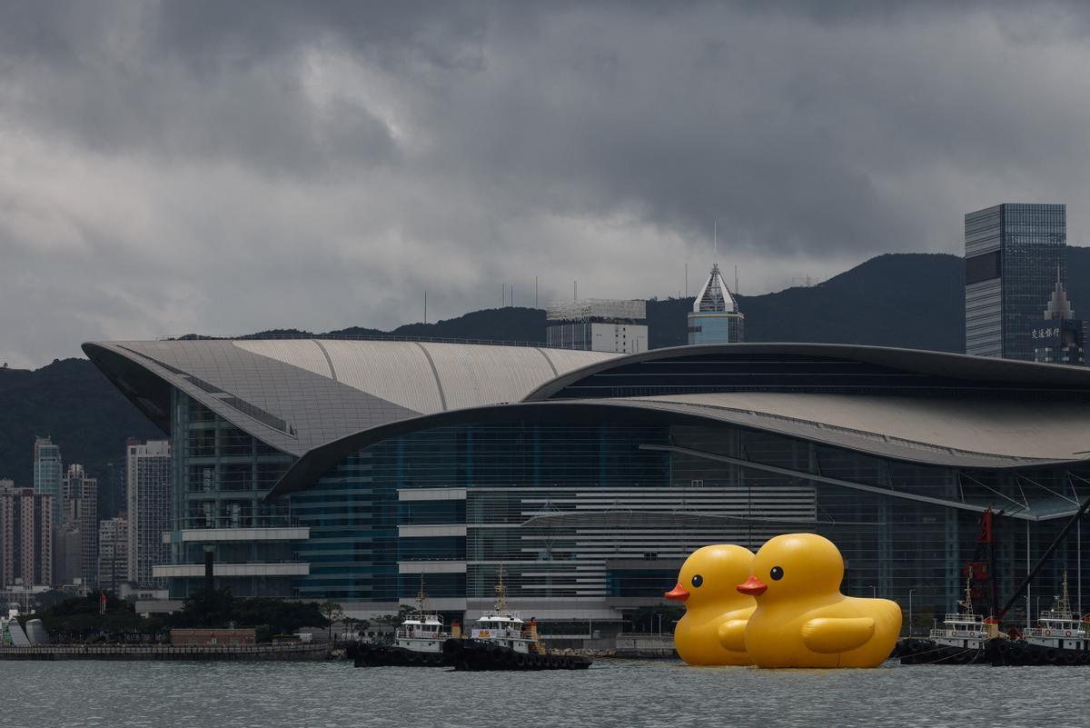 Los patos de goma del artista Florentijn Hofman, en el puerto de Hong Kong