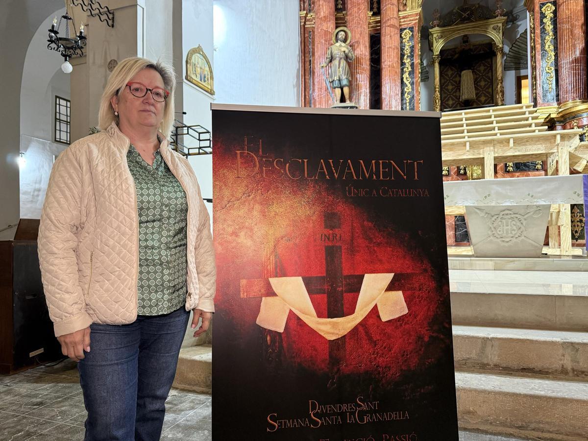 La alcaldesa Elena Llauradó junto al cartel promocional.