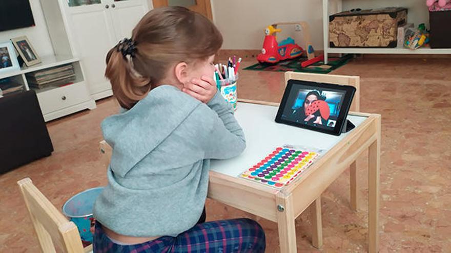 Una niña de 4 años durante una de las tutorías.