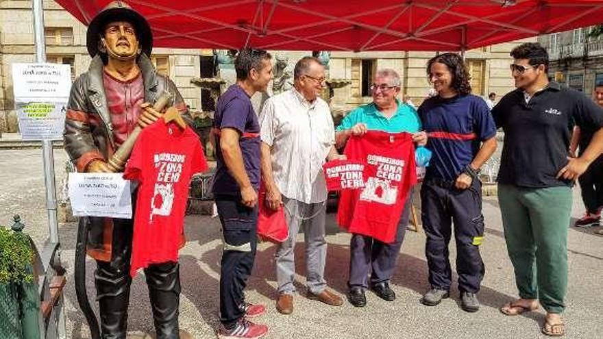 Puesto de los bomberos en Tui, con afectados y clientes. // E.G.