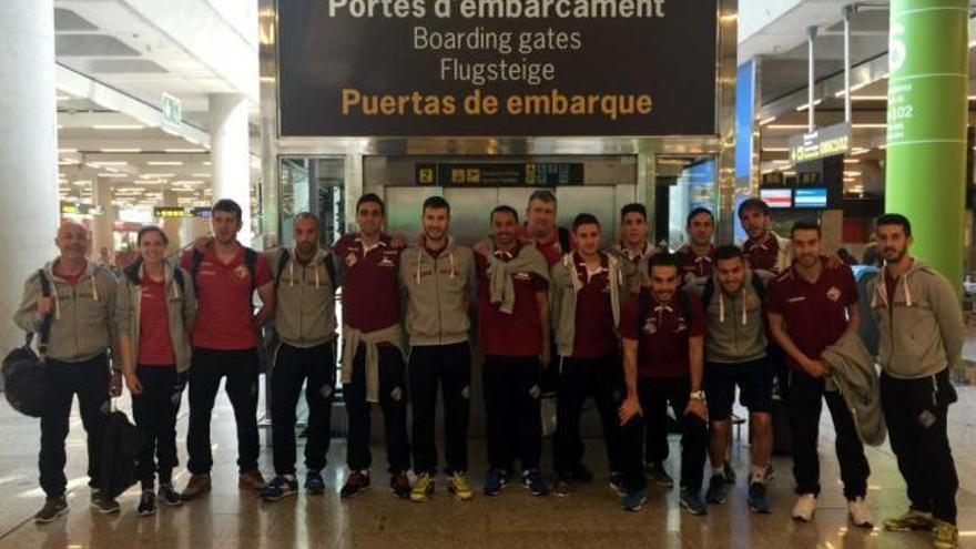 La plantilla del Palma Futsal, ayer en Son Sant Joan minutos antes de su salida.