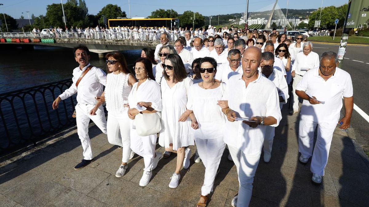 Participantes en la acción convocada por el artista Vasco Araújo en el marco de la Bienal de Arte. | |
