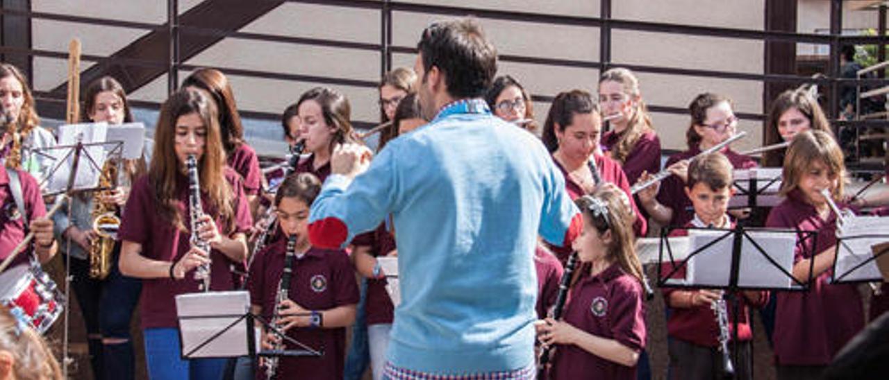 Ildefonso Martos dirigiendo la banda del colegio Sagrada Familia.