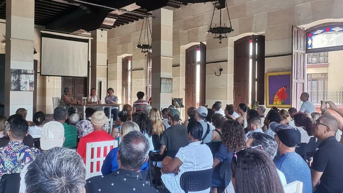 Una de las reuniones de la directora general de Emigración y Políticas de Retorno, Olaya Gómez Romano, con asturianos residentes en Cuba.