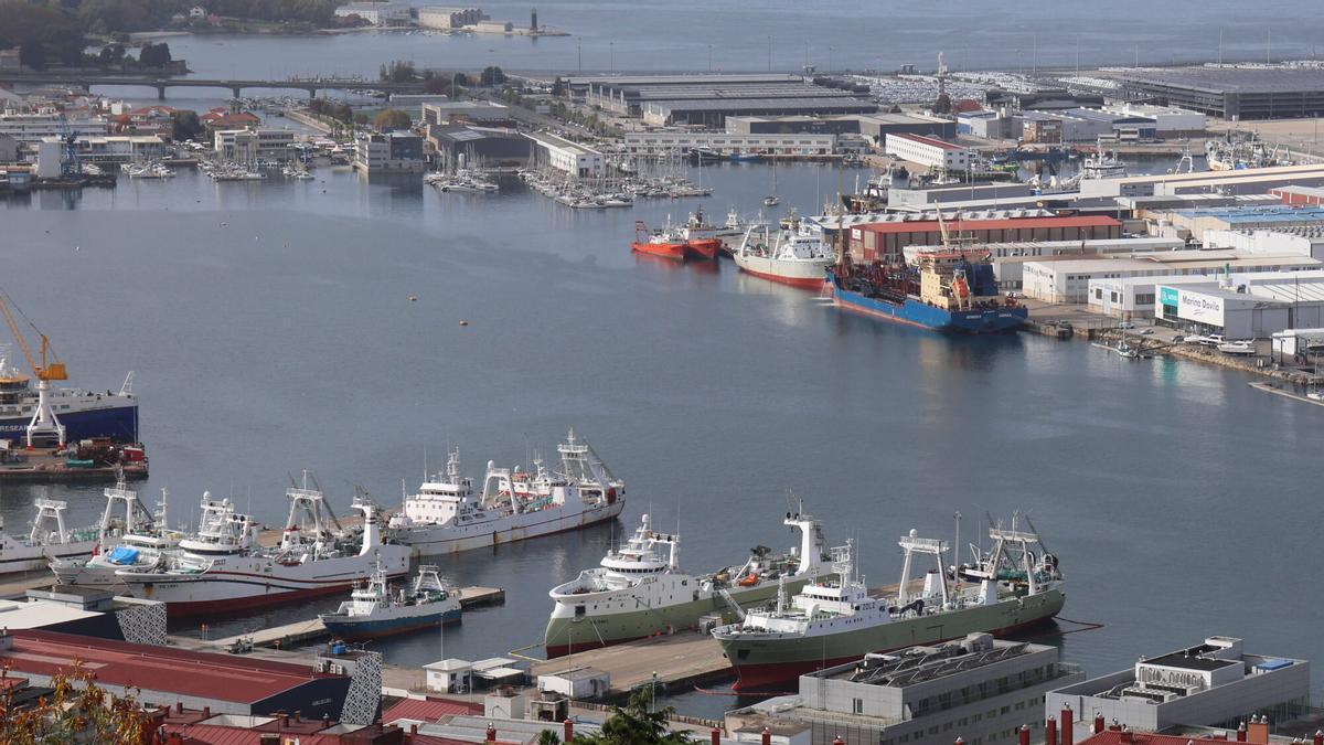 Barcos que faenan en Malvinas atracados en Beiramar y Bouzas, en el Puerto de Vigo.