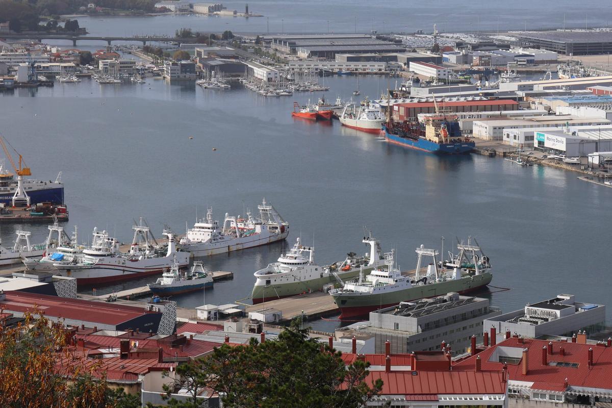 Barcos que faenan en Malvinas atracados en Beiramar y Bouzas, en el Puerto de Vigo.