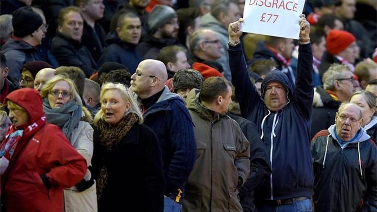 Protestas de los hinchas del Liverpool por los precios de la nueva tribuna de Anfield