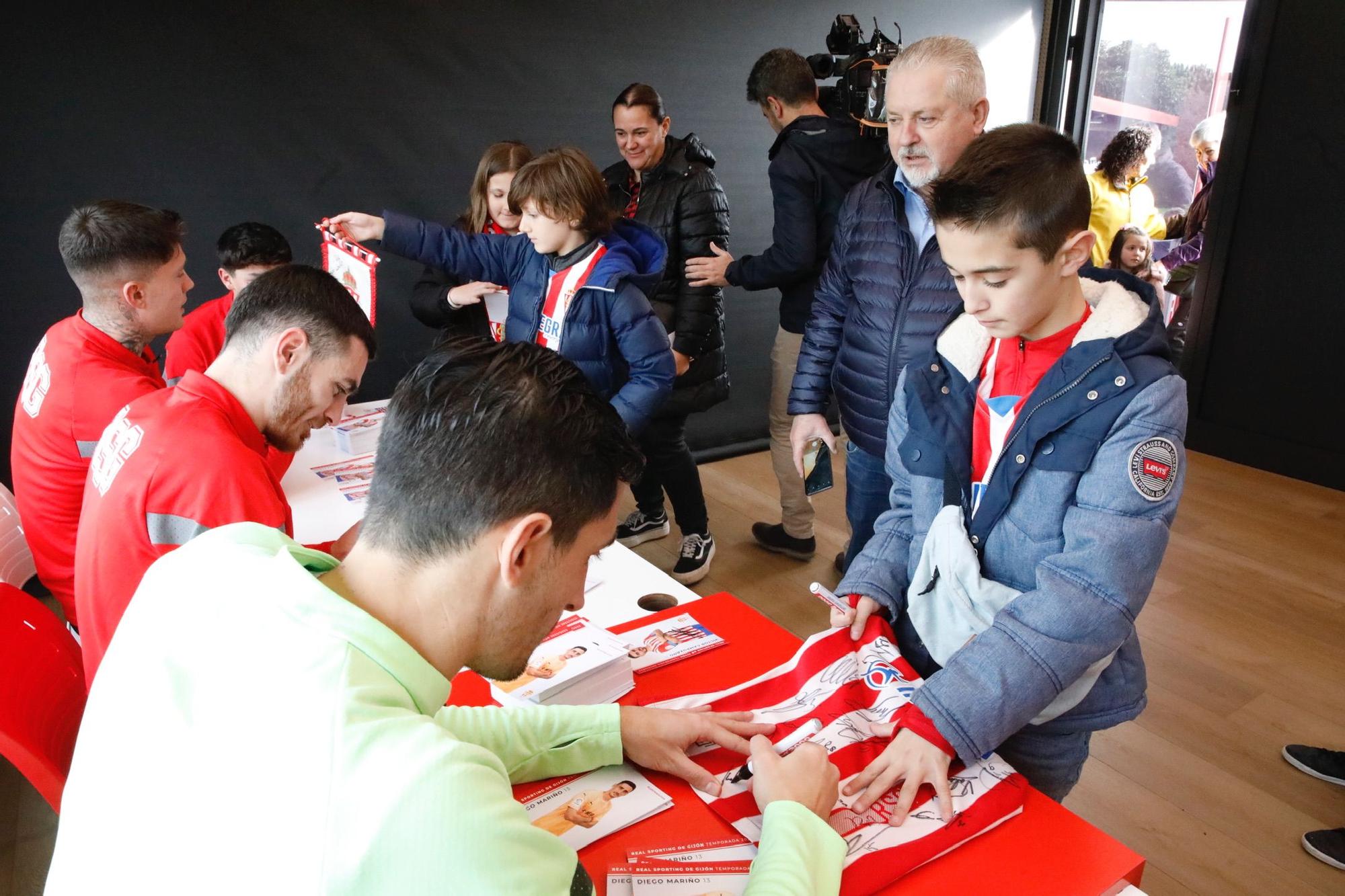 En imágenes: Así fue el encuentro entre aficionados y jugadores del Sporting