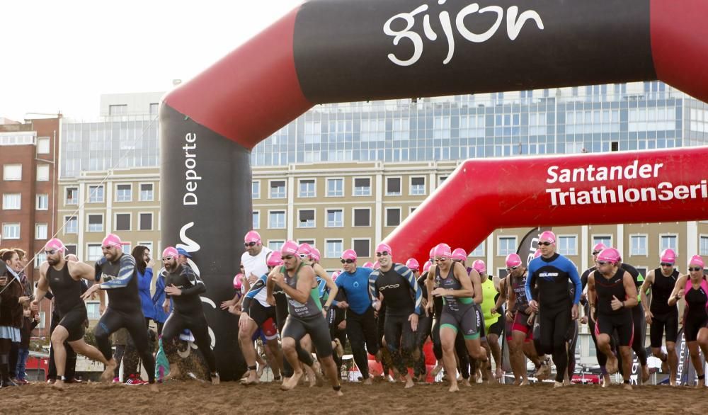 Santander Triathlon Series en la playa de Poniente de Gijón