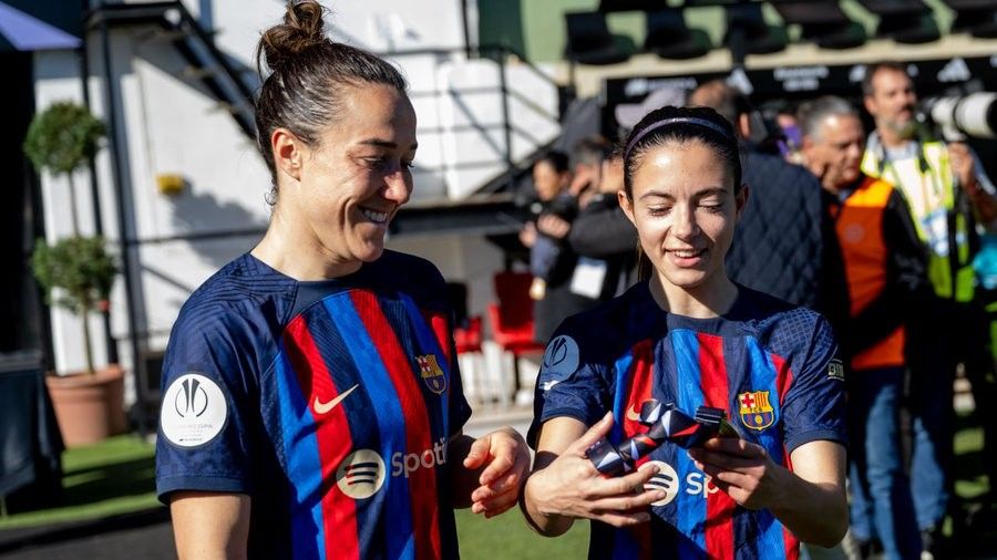 Lucy Bronze y Aitana Bonmatí observan la medalla de campeonas de la Supercopa de España que tuvieron que ir a recoger personalmente.