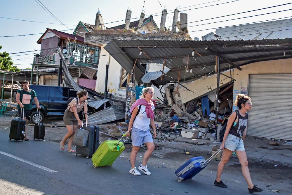 Al menos 91 personas han muerto y más de un centenar se encuentran heridas como consecuencia de un terremoto en Indonesia.